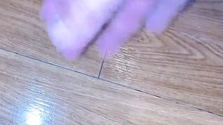 【大量潮吹き】激しい手マンで床に水たまりができちゃう位ビチャビチャです！ (自撮り)