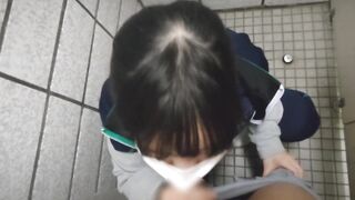 【個人撮影】女子学生マネージャーが公園のトイレで秘密のご褒美！口内大量射精と大量中出し！！！ 日本人 素人 野外 声我慢 部活 フェラ 手コキ カップル