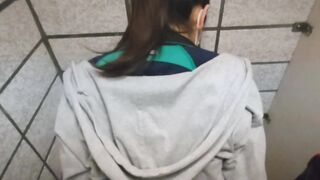 【個人撮影】女子学生マネージャーが公園のトイレで秘密のご褒美！口内大量射精と大量中出し！！！ 日本人 素人 野外 声我慢 部活 フェラ 手コキ カップル
