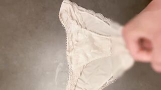 また妻の下着にぶっかけてみた