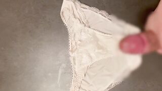 また妻の下着にぶっかけてみた
