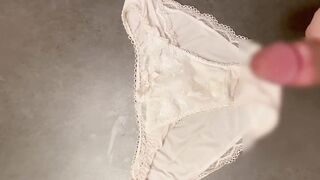 また妻の下着にぶっかけてみた