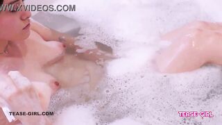Beautiful brunette takes sexy bath & cums