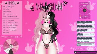 Streamer gets pussy played with