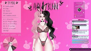 Streamer gets pussy played with