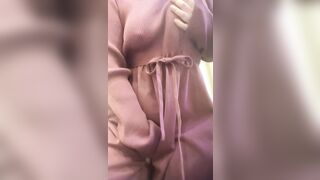 電車で知らないおじさんに触られて　ムズムズが止まらず我慢出来ずにお家でオナニー