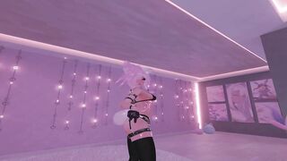 Sexy kitty dancing on my face and shake her butt in VR