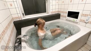 【wetlook】洋服着たままお風呂に入って透け透け乳首