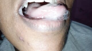 කැරිකටේ පුරෝගෙන අම්මෝ-Sexy girl sucking Juice in the mouth